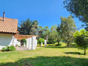 VENTA DE PARCELA EN CONDOMINIO, SECTOR CARAMPANGUE, ISLA DE MAIPO. A 45 MINUTOS DE STGO.  Valor: 10.500 UF Gastos comunes: $100.000  CARACTERÍSTICAS