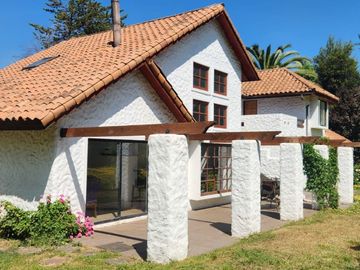 VENTA DE PARCELA EN CONDOMINIO, SECTOR CARAMPANGUE, ISLA DE MAIPO. A 45 MINUTOS DE STGO.  Valor: 10.500 UF Gastos comunes: $100.000  CARACTERÍSTICAS