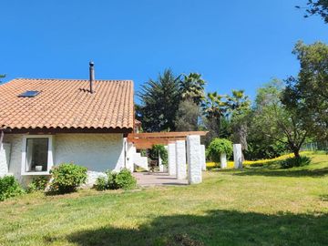 VENTA DE PARCELA EN CONDOMINIO, SECTOR CARAMPANGUE, ISLA DE MAIPO. A 45 MINUTOS DE STGO.  Valor: 10.500 UF Gastos comunes: $100.000  CARACTERÍSTICAS