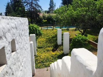 VENTA DE PARCELA EN CONDOMINIO, SECTOR CARAMPANGUE, ISLA DE MAIPO. A 45 MINUTOS DE STGO.  Valor: 10.500 UF Gastos comunes: $100.000  CARACTERÍSTICAS