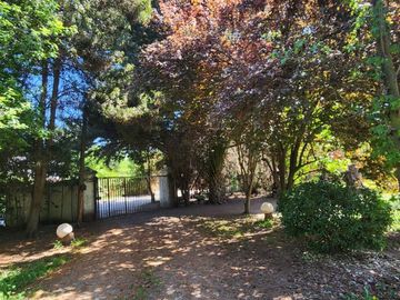 VENTA DE PARCELA EN CONDOMINIO, SECTOR CARAMPANGUE, ISLA DE MAIPO. A 45 MINUTOS DE STGO.  Valor: 10.500 UF Gastos comunes: $100.000  CARACTERÍSTICAS
