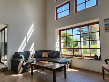 VENTA DE PARCELA EN CONDOMINIO, SECTOR CARAMPANGUE, ISLA DE MAIPO. A 45 MINUTOS DE STGO.  Valor: 10.500 UF Gastos comunes: $100.000  CARACTERÍSTICAS