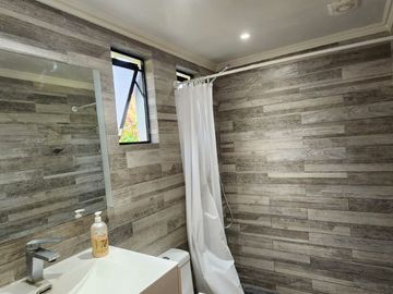 VENTA DE PARCELA EN CONDOMINIO, SECTOR CARAMPANGUE, ISLA DE MAIPO. A 45 MINUTOS DE STGO.  Valor: 10.500 UF Gastos comunes: $100.000  CARACTERÍSTICAS