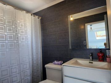 VENTA DE PARCELA EN CONDOMINIO, SECTOR CARAMPANGUE, ISLA DE MAIPO. A 45 MINUTOS DE STGO.  Valor: 10.500 UF Gastos comunes: $100.000  CARACTERÍSTICAS