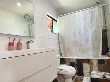 VENTA DE PARCELA EN CONDOMINIO, SECTOR CARAMPANGUE, ISLA DE MAIPO. A 45 MINUTOS DE STGO.  Valor: 10.500 UF Gastos comunes: $100.000  CARACTERÍSTICAS