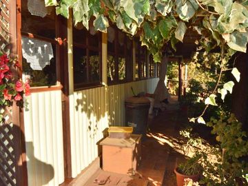 EXTRANJERO POR VIAJE VENDE CASA FRENTE A LAGUNA TORCA - MARAVILLOSO TERRENO