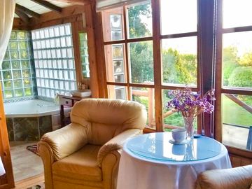 EXTRANJERO POR VIAJE VENDE CASA FRENTE A LAGUNA TORCA - MARAVILLOSO TERRENO