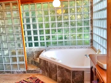 EXTRANJERO POR VIAJE VENDE CASA FRENTE A LAGUNA TORCA - MARAVILLOSO TERRENO