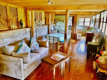 EXTRANJERO POR VIAJE VENDE CASA FRENTE A LAGUNA TORCA - MARAVILLOSO TERRENO