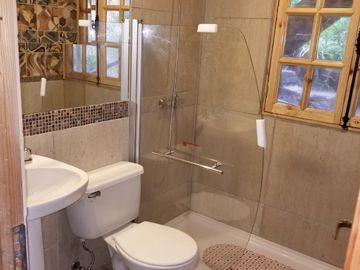 EXTRANJERO POR VIAJE VENDE CASA FRENTE A LAGUNA TORCA - MARAVILLOSO TERRENO