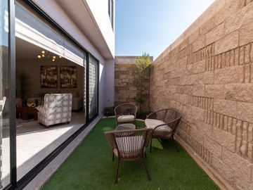 CASA VENTA, CONDOMINIO CON AMENIDADES, C: 151.99 M2 T: 127.40 M2, 3 REC. 2.5 BAÑOS.