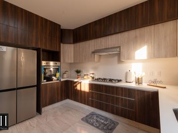 CASA VENTA, CONDOMINIO CON AMENIDADES, C: 171 M2 T: 127.40 M2, 3 REC. 2.5 BAÑOS.