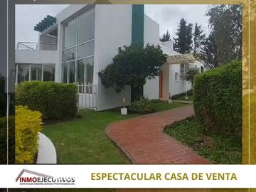 Espectacular Casa de Venta, doble seguridad en conjunto de 4 casas. LA VIÑA-TUMBACO