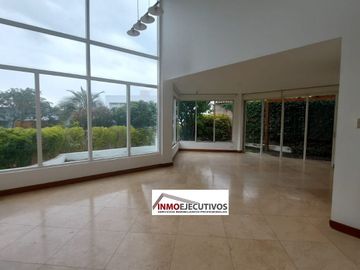 Espectacular Casa de Venta, doble seguridad en conjunto de 4 casas. LA VIÑA-TUMBACO