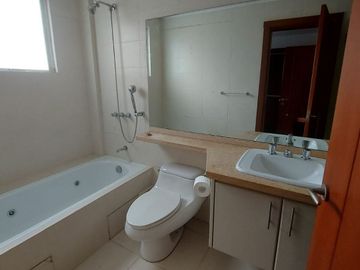 Espectacular Casa de Venta, doble seguridad en conjunto de 4 casas. LA VIÑA-TUMBACO