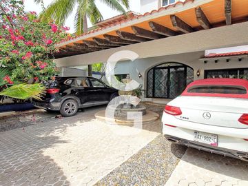 Casa en Venta en Cancún en Zona Hotelera con 6 Habitaciones y Alberca