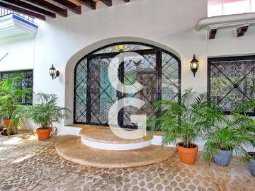 Casa en Venta en Cancún en Zona Hotelera con 6 Habitaciones y Alberca