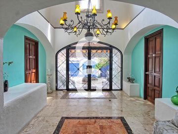 Casa en Venta en Cancún en Zona Hotelera con 6 Habitaciones y Alberca