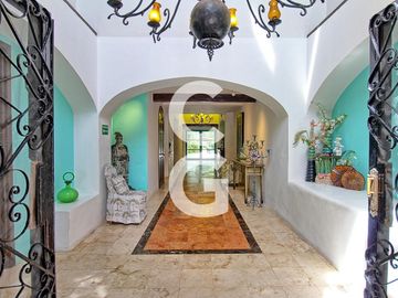 Casa en Venta en Cancún en Zona Hotelera con 6 Habitaciones y Alberca