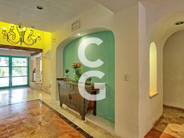 Casa en Venta en Cancún en Zona Hotelera con 6 Habitaciones y Alberca