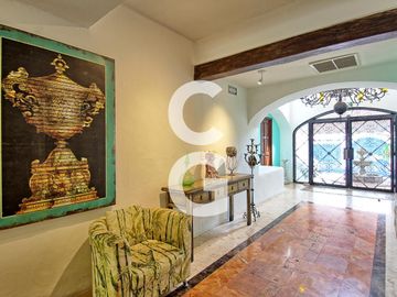 Casa en Venta en Cancún en Zona Hotelera con 6 Habitaciones y Alberca