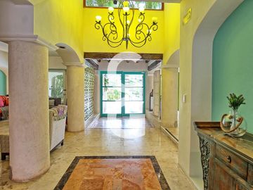 Casa en Venta en Cancún en Zona Hotelera con 6 Habitaciones y Alberca