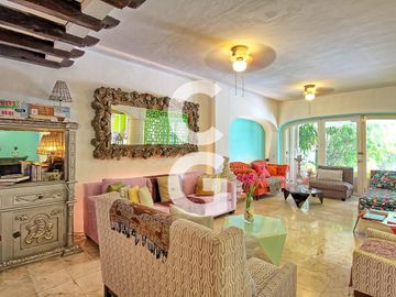 Casa en Venta en Cancún en Zona Hotelera con 6 Habitaciones y Alberca