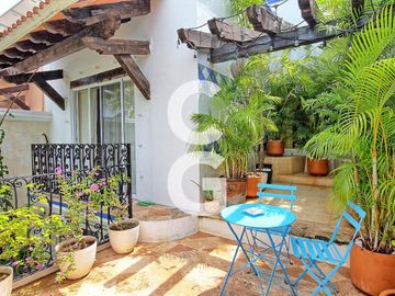 Casa en Venta en Cancún en Zona Hotelera con 6 Habitaciones y Alberca