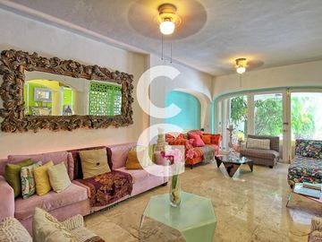 Casa en Venta en Cancún en Zona Hotelera con 6 Habitaciones y Alberca