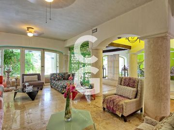 Casa en Venta en Cancún en Zona Hotelera con 6 Habitaciones y Alberca