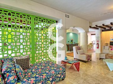 Casa en Venta en Cancún en Zona Hotelera con 6 Habitaciones y Alberca