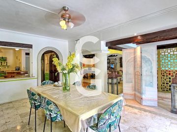Casa en Venta en Cancún en Zona Hotelera con 6 Habitaciones y Alberca
