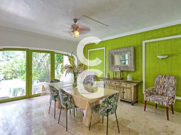 Casa en Venta en Cancún en Zona Hotelera con 6 Habitaciones y Alberca