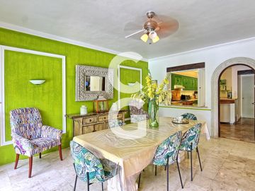 Casa en Venta en Cancún en Zona Hotelera con 6 Habitaciones y Alberca