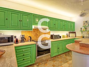 Casa en Venta en Cancún en Zona Hotelera con 6 Habitaciones y Alberca