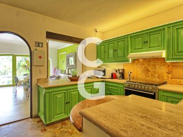 Casa en Venta en Cancún en Zona Hotelera con 6 Habitaciones y Alberca