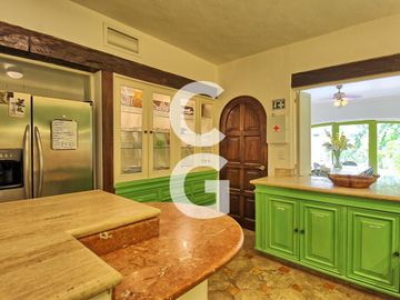 Casa en Venta en Cancún en Zona Hotelera con 6 Habitaciones y Alberca
