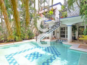 Casa en Venta en Cancún en Zona Hotelera con 6 Habitaciones y Alberca