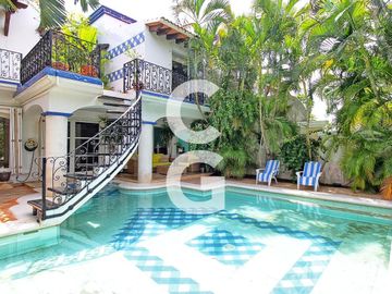 Casa en Venta en Cancún en Zona Hotelera con 6 Habitaciones y Alberca