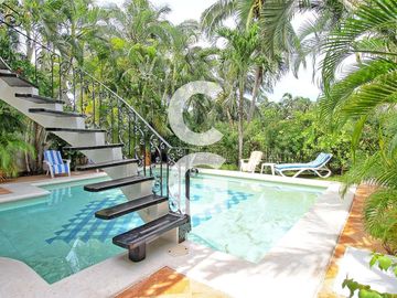 Casa en Venta en Cancún en Zona Hotelera con 6 Habitaciones y Alberca