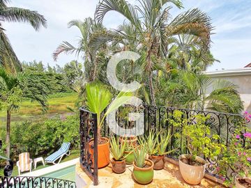 Casa en Venta en Cancún en Zona Hotelera con 6 Habitaciones y Alberca