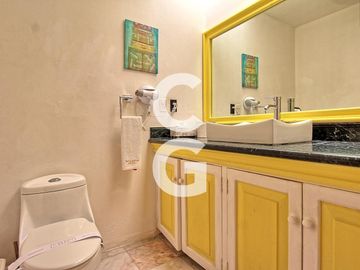 Casa en Venta en Cancún en Zona Hotelera con 6 Habitaciones y Alberca