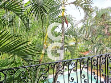 Casa en Venta en Cancún en Zona Hotelera con 6 Habitaciones y Alberca