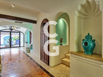 Casa en Venta en Cancún en Zona Hotelera con 6 Habitaciones y Alberca