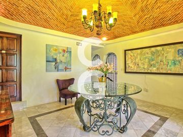 Casa en Venta en Cancún en Zona Hotelera con 6 Habitaciones y Alberca