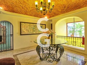 Casa en Venta en Cancún en Zona Hotelera con 6 Habitaciones y Alberca