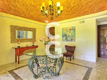 Casa en Venta en Cancún en Zona Hotelera con 6 Habitaciones y Alberca