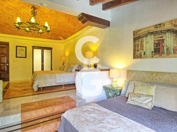 Casa en Venta en Cancún en Zona Hotelera con 6 Habitaciones y Alberca
