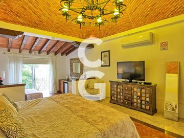 Casa en Venta en Cancún en Zona Hotelera con 6 Habitaciones y Alberca