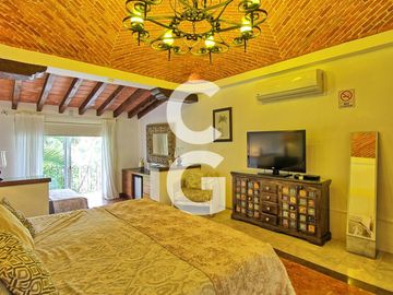 Casa en Venta en Cancún en Zona Hotelera con 6 Habitaciones y Alberca